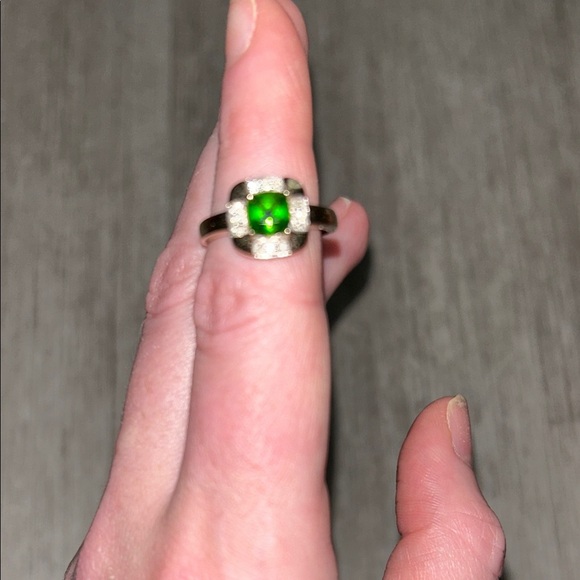 Vintage estate solid 10kt diamond and peridot ring - Picture 2 of 9